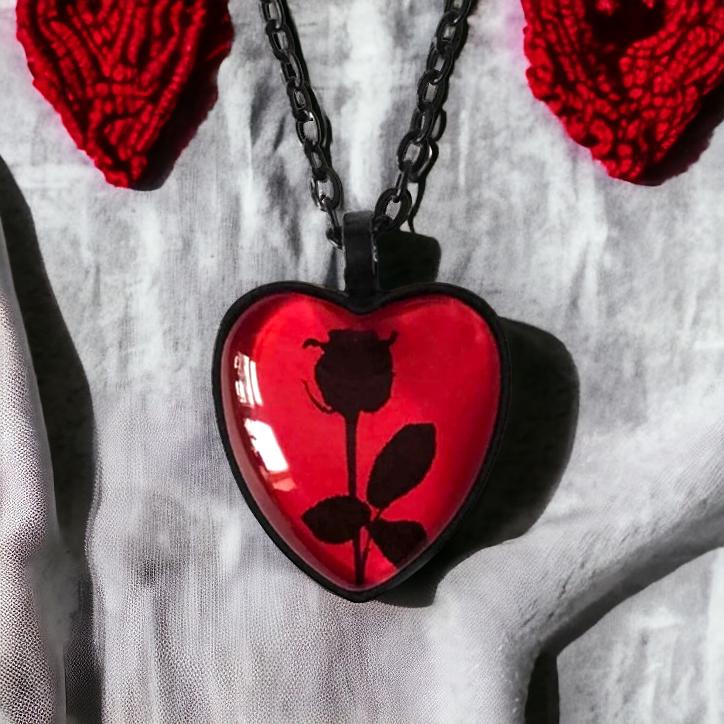 Goth Flower Detail Heart Charm Necklace – Elegance with a Dark Twist