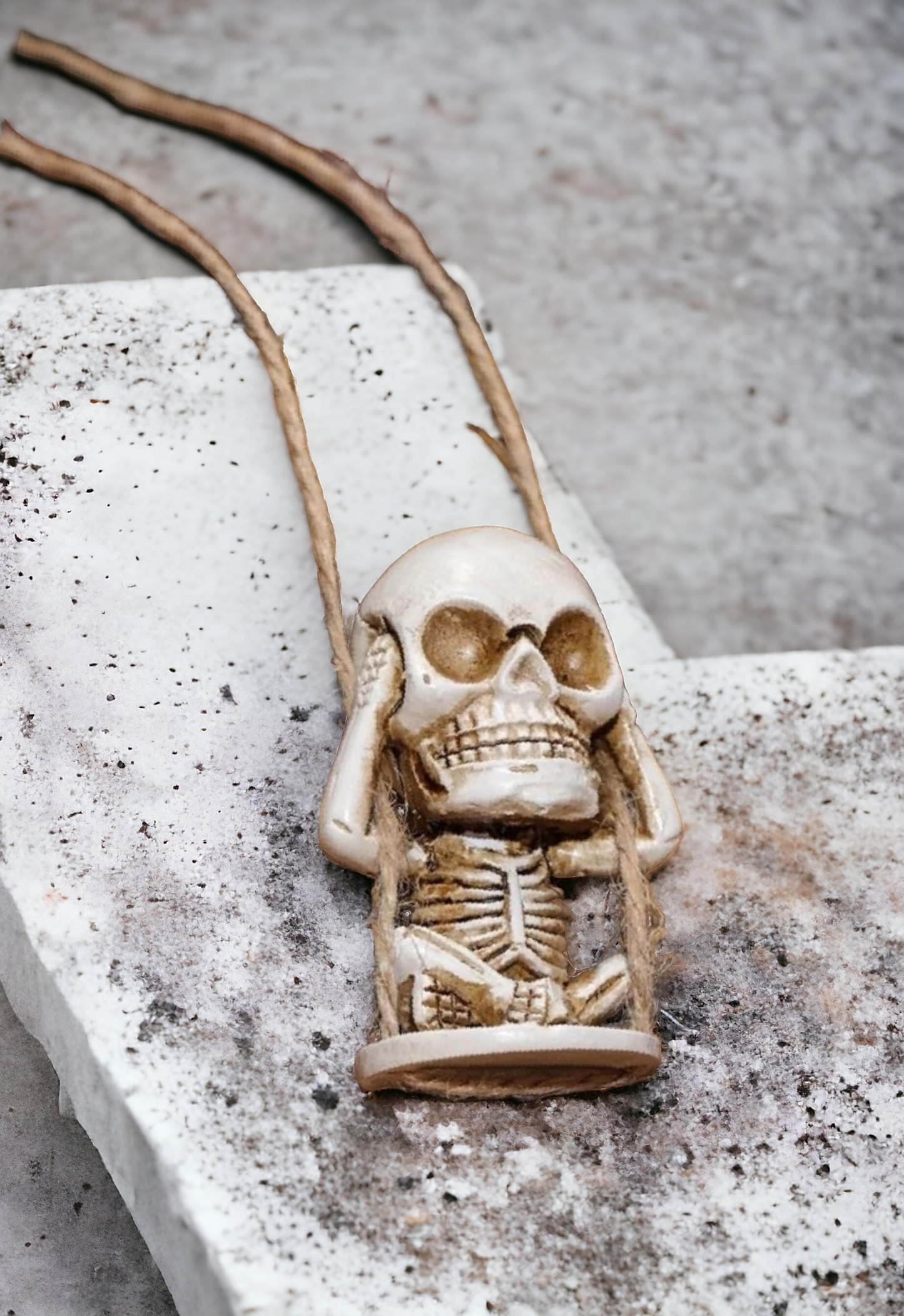 Small Hanging Skeleton Skull - A Must-Have For Enthusiasts Of Unconventional Décor