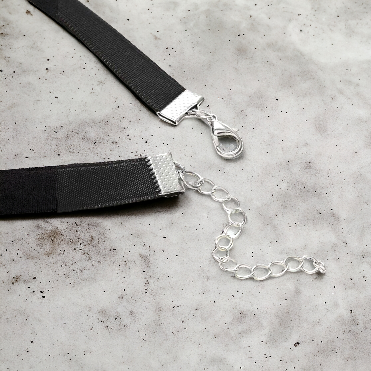 Spider Pendant Choker – Embrace the Dark Elegance