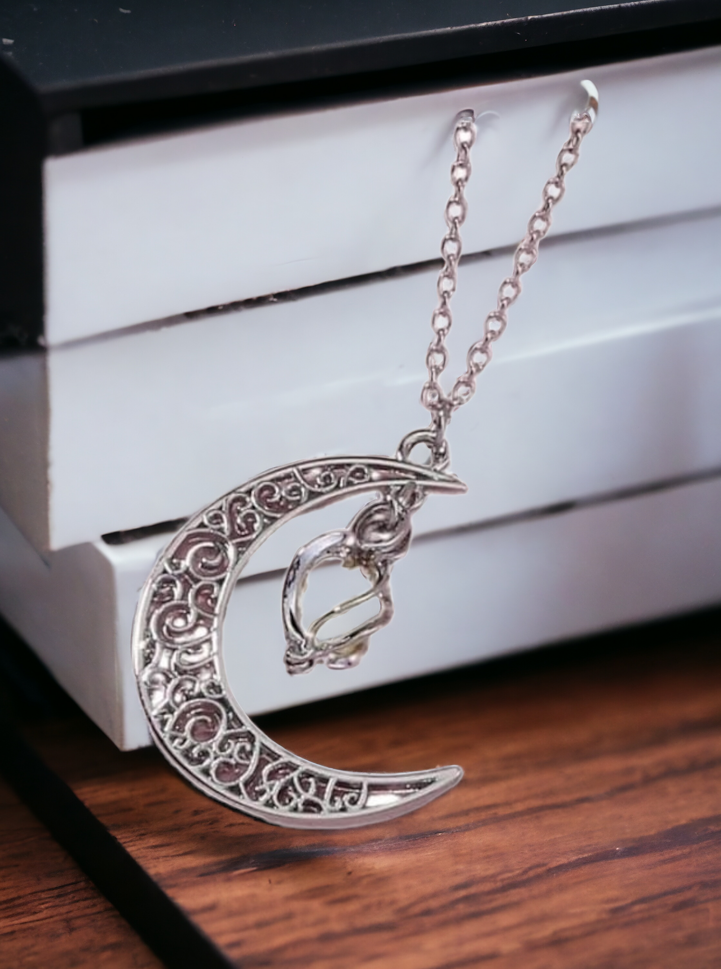 Enchanting Glow-In-The-Dark Moon Charm Necklace – Illuminate Your Style