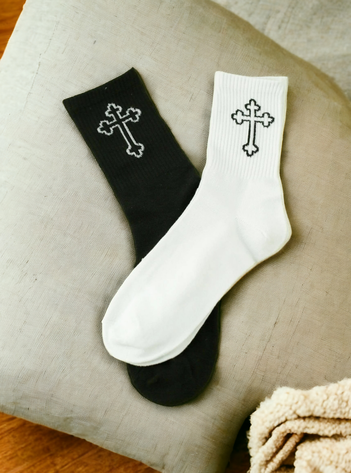 2 Pairs Women's Cross Pattern Fashion Crew Socks