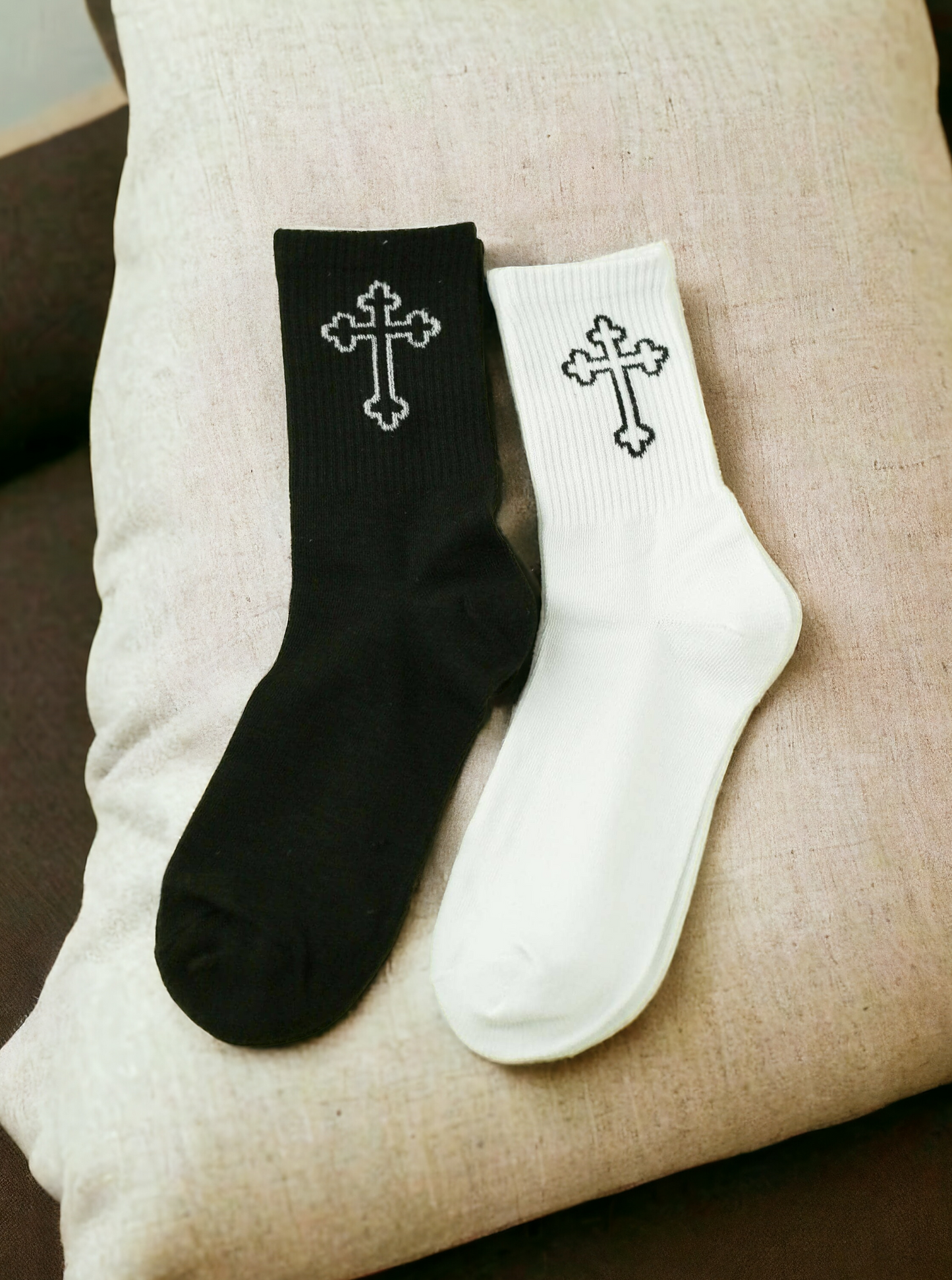 2 Pairs Women's Cross Pattern Fashion Crew Socks